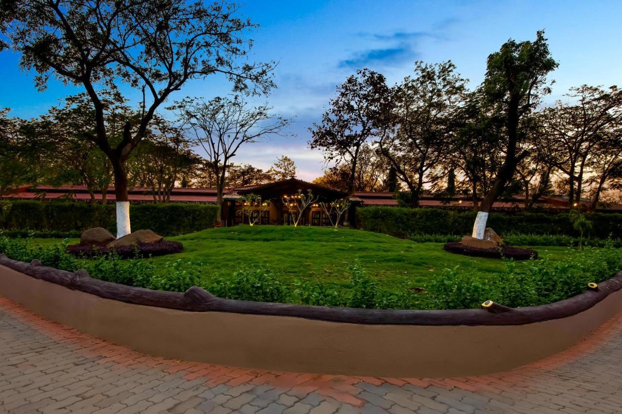 Hotel Club Mahindra Netrang Esterno foto