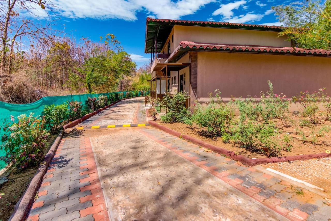 Hotel Club Mahindra Netrang Esterno foto